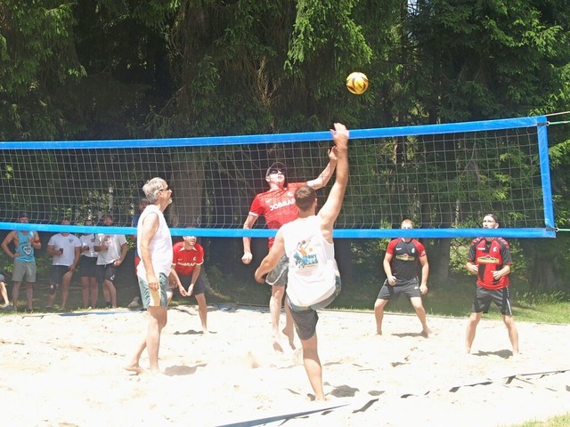 Neun Mannschaften messen sich beim die...chvolleyballturnier des TuS Dachsberg. | Foto: Karin Stöckl-Steinebrunner Neun Mannschaften messen sich beim die...chvolleyballturnier des TuS Dachsberg. | Foto: Karin Stöckl-Steinebrunner