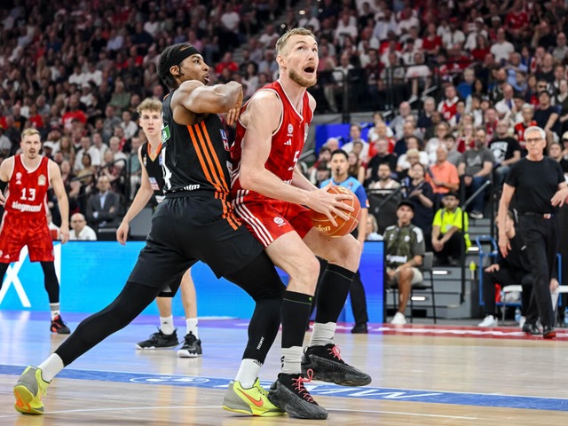 Der Ulmer Nate Hinton (links) lässt Ba...ls Giffey nicht zur Entfaltung kommen. | Foto: Harry Langer (dpa) Der Ulmer Nate Hinton (links) lässt Ba...ls Giffey nicht zur Entfaltung kommen. | Foto: Harry Langer (dpa)