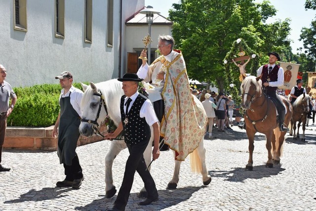 Diakon Claus Rhle in schmuckem Gewand mit Kreuz und Ross  | Foto: Thomas Biniossek