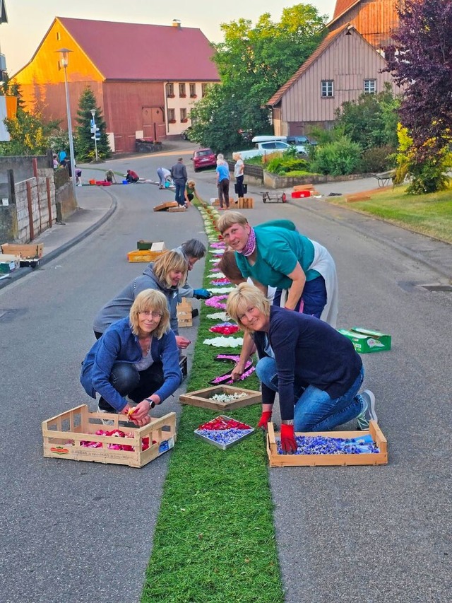 Schon frh am Morgen waren Anwohner, V...nd legten einen bltenreichen Teppich.  | Foto: Christa Maier