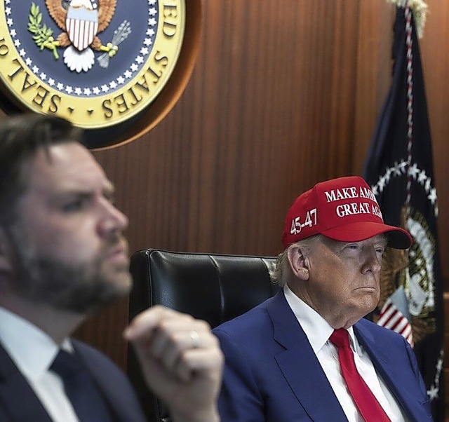 US-Prsident Trump und Vize J. D. Vanc...auses, offenbar whrend des Angriffs.   | Foto: - (dpa)