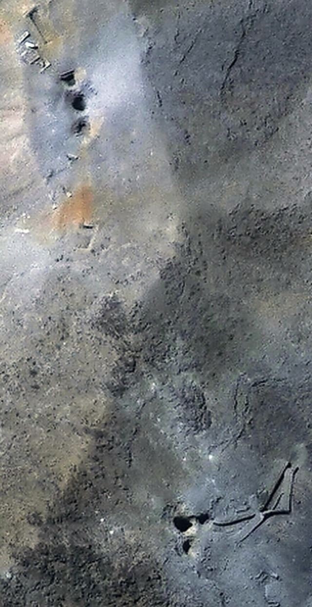 Satellitenfoto: Krater  ber der unterirdischen Atomanlage in Fordo  | Foto: Uncredited (dpa)