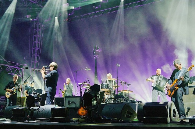 Schauen Sie zuerst hinter die Bühne un...en Sie sich dann auf Element of Crime! | Foto: Noel Richter Schauen Sie zuerst hinter die Bühne un...en Sie sich dann auf Element of Crime! | Foto: Noel Richter