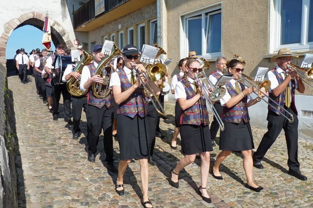 Musikerinnen und Musiker am Hagenbachturm  | Foto: Dirk Sattelberger