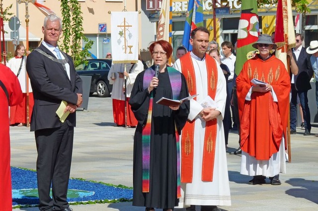 Von links: Brgermeister Oliver Rein, ...owski und Mnsterpfarrer Werner Bauer.  | Foto: Dirk Sattelberger
