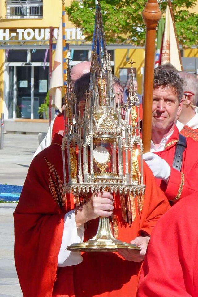Pfarrer Werner Bauer mit der Monstranz  | Foto: Dirk Sattelberger