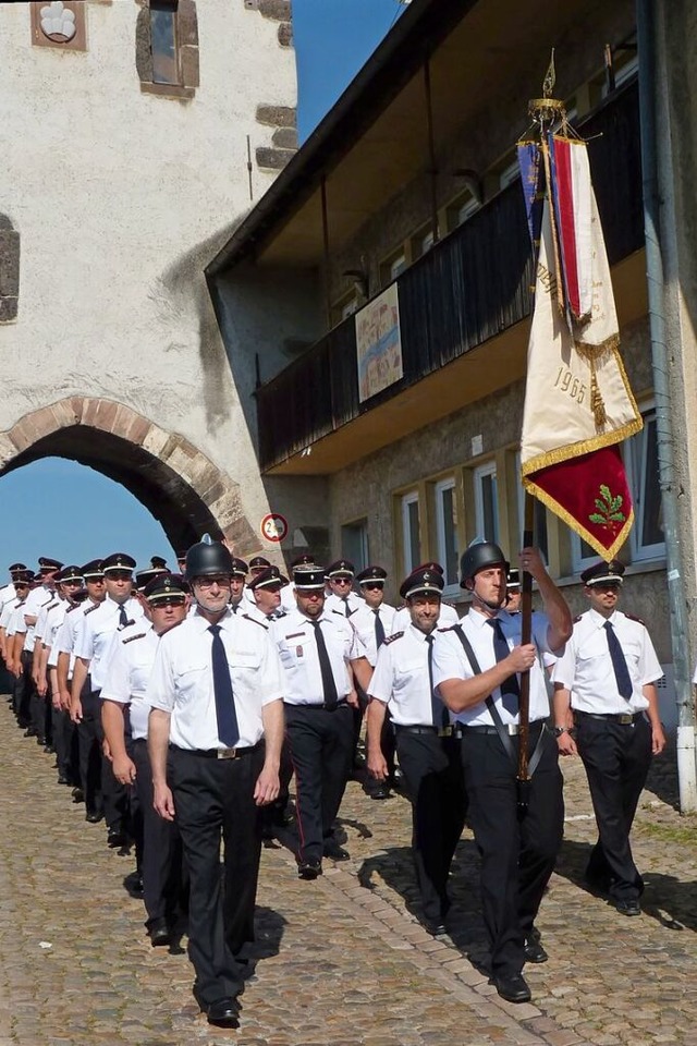 Die Breisacher Feuerwehr bei der Proze...erwehr aus Neuf-Brisach war vertreten.  | Foto: Dirk Sattelberger