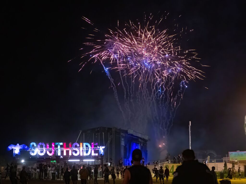 Sommer, Sonne, Southside: Auch am Sonntag herrscht ausgelassene Stimmung auf dem Festivalgelnde in Neuhausen ob Eck.