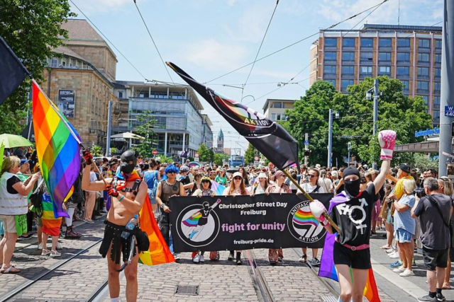 CSD in Freiburg - die schönsten Outfits, die besten Schilder und ganz viele feiernde Menschen
