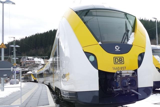 Mann sitzt im Gleisbett beim Bahnhof Titisee, als die S-Bahn kommt – er berlebt die Kollision
