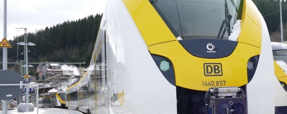 Betrunkener berquert in Titisee-Neustadt die Gleise und wird von S-Bahn erfasst