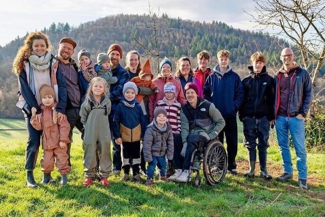 Vier Familien bauen gemeinsam ein Holzhaus – Tag der offenen Tr