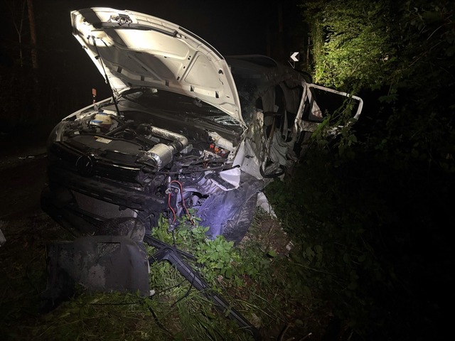 Der VW erlitt Totalschaden, auch der e...rall stark in Mitleidenschaft gezogen. | Foto: Kantonspolizei Der VW erlitt Totalschaden, auch der e...rall stark in Mitleidenschaft gezogen. | Foto: Kantonspolizei