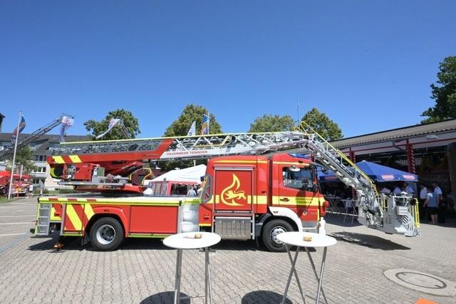 Das neue Drehleiterfahrzeug fr die Feuerwehr Teningen setzt Technikmastbe