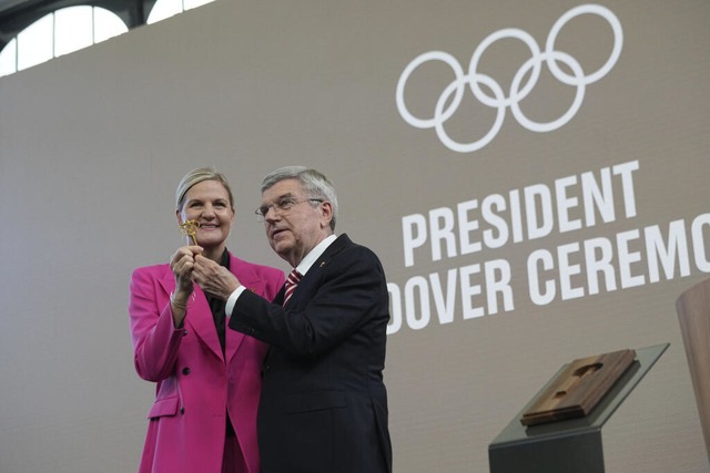 Kleiner Schlüssel, große Aufgabe: IOC-...sty Coventry bei der Übergabezeremonie | Foto: Laurent Cipriani (dpa) Kleiner Schlüssel, große Aufgabe: IOC-...sty Coventry bei der Übergabezeremonie | Foto: Laurent Cipriani (dpa)