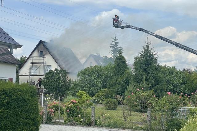 Wohnhaus in der Rheinfelder Siedlung brennt