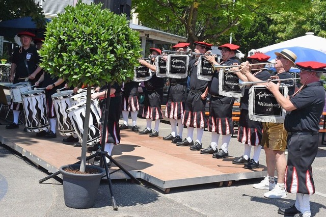 Der Fanfarenzug Weisenbach beim Auftritt  | Foto: Roland Vitt