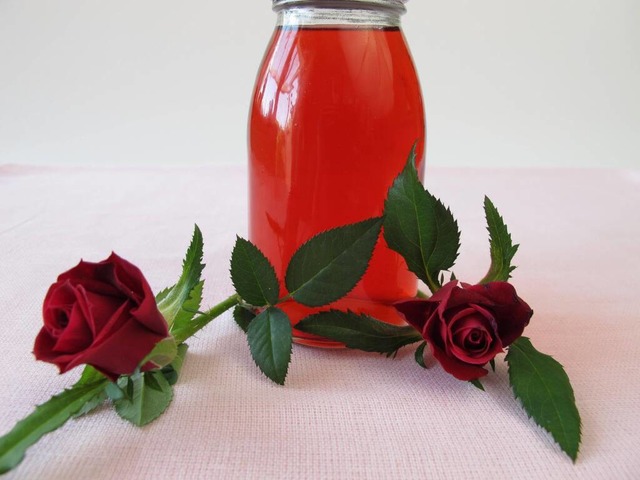 Fängt den Sommer ein: Rosenblütensirup | Foto: Panthermedia (Imago) Fängt den Sommer ein: Rosenblütensirup | Foto: Panthermedia (Imago)