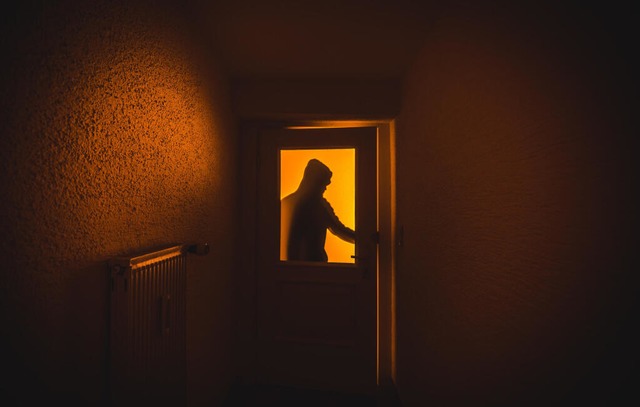 Die Flucht endet wenig später in einer öffentlichen Toilette. | Foto: Nicolas Armer (dpa) Die Flucht endet wenig später in einer öffentlichen Toilette. | Foto: Nicolas Armer (dpa)