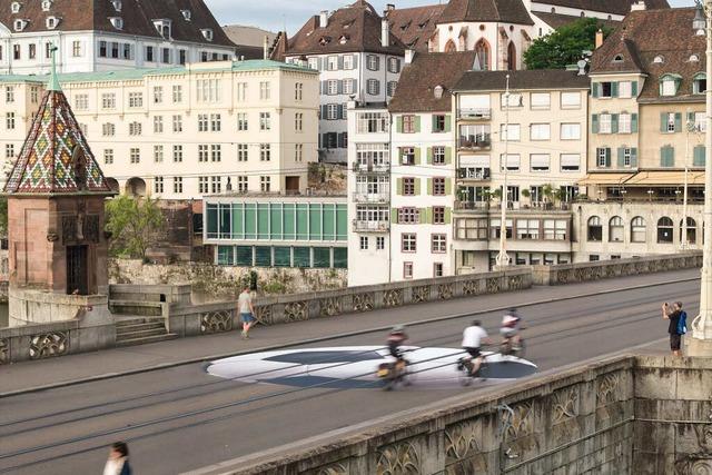 Auf der Mittleren Brcke in Basel ist ein berdimensionaler Fuball "gelandet"