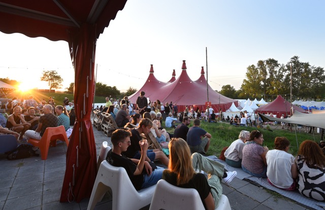 Atmosphäre auch ohne Konzert inbegriffen: das Zelt-Musik-Festival in Freiburg. | Foto: Rita Eggstein Atmosphäre auch ohne Konzert inbegriffen: das Zelt-Musik-Festival in Freiburg. | Foto: Rita Eggstein