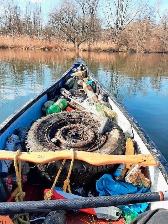 Auch auf dem Wasser wurde Mll gesammelt.  | Foto: Initiative Schwanau bleibt sauber