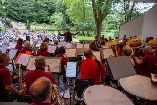 Stadtmusiken Lrrach  und Weil am Rhein gestalten Serenade im Rosenfelspark
