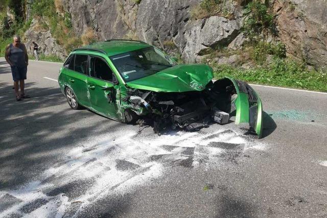 Skoda kracht bei Silbersau in Felsen und berschlgt sich