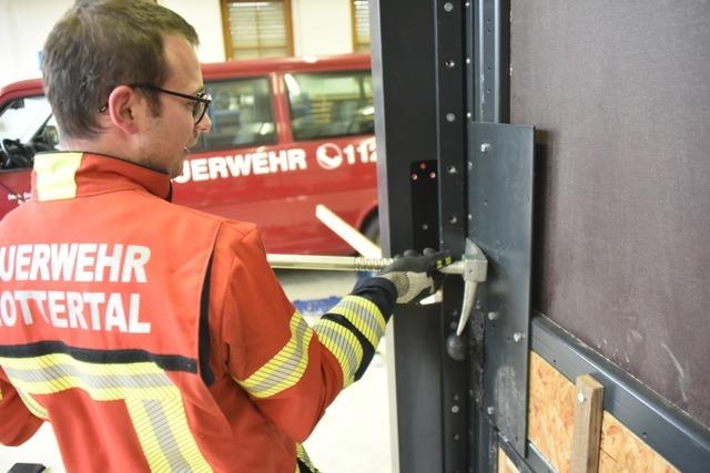 Dieses Vater-Sohn-Team aus Glottertal kann Tren im Notfall ffnen – manchmal sanft, manchmal brachial