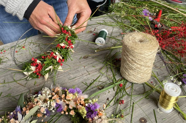 Beim Binden der Blumenkränze wird Kreativität gefragt sein. | Foto: Mario Schöneberg Beim Binden der Blumenkränze wird Kreativität gefragt sein. | Foto: Mario Schöneberg