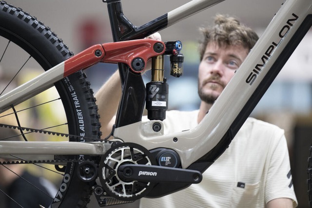 Ein Fahrrad auf der Ausstellungsfläche... der Messe direkt an Kunden verkaufen. | Foto: Boris Roessler (dpa) Ein Fahrrad auf der Ausstellungsfläche... der Messe direkt an Kunden verkaufen. | Foto: Boris Roessler (dpa)