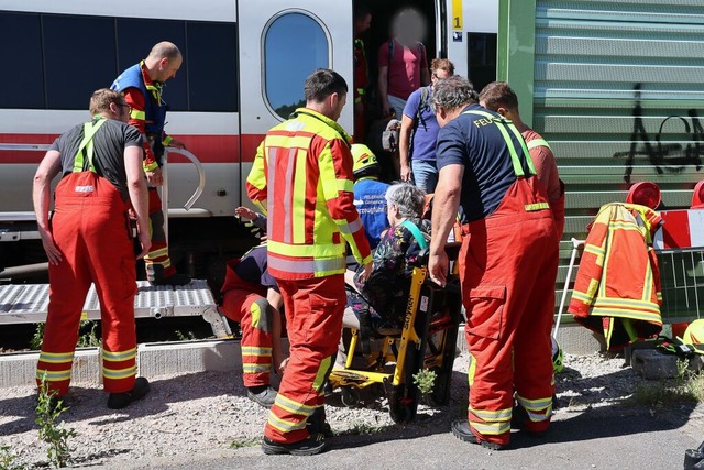 Rettungskräfte evakuieren Fahrgäste au...fgrund eines Ausfalls der Klimaanlage. | Foto: Ralf Hettler (dpa) Rettungskräfte evakuieren Fahrgäste au...fgrund eines Ausfalls der Klimaanlage. | Foto: Ralf Hettler (dpa)