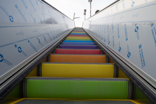 Regenbogen-Rolltreppe am Freiburger Hauptbahnhof schon zweimal beschdigt