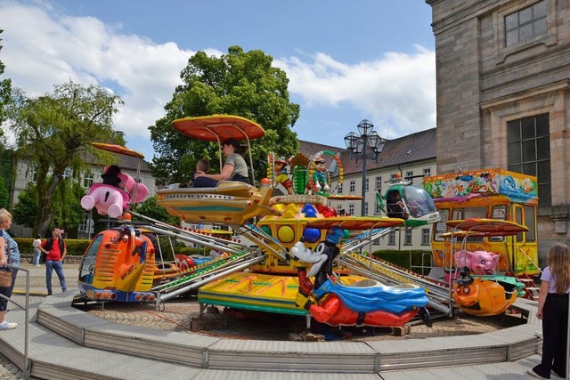 Vier Tage Rummel auf dem Platz vor dem...tungen statt. Nicht jedem gefällt das. | Foto: Christiane Sahli Vier Tage Rummel auf dem Platz vor dem...tungen statt. Nicht jedem gefällt das. | Foto: Christiane Sahli