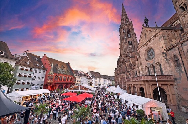 Der Mnsterplatz in Freiburg mit dem &...e Kulisse fr das Freiburger Weinfest.  | Foto: FWTM / Kunz