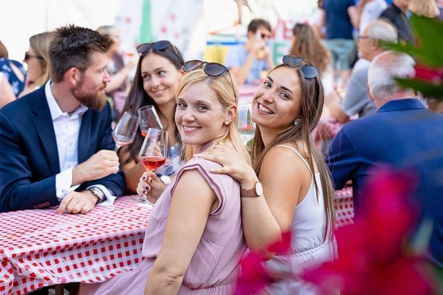 Beim Freiburger Weinfest mit einem gut...uf das badische Lebensgefhl anstoen.  | Foto: FWTM / Antal