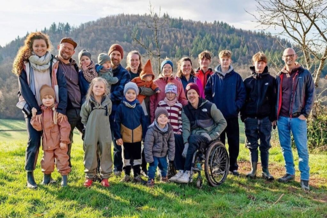 Vier Familien bauen gemeinsam ein Holzhaus - Tag der offenen Tr