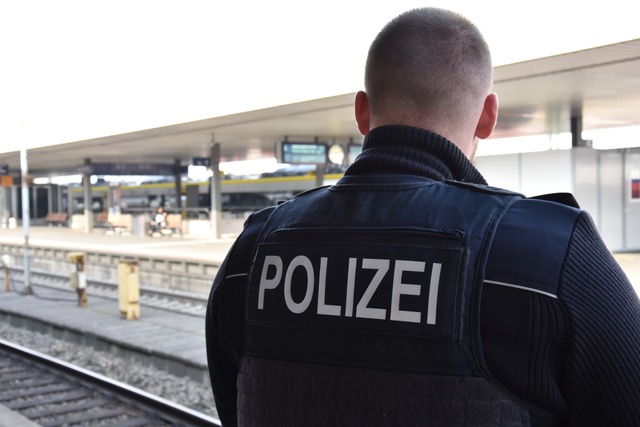 Ein Beamter der Bundespolizei am Badischen Bahnhof | Foto: Kathrin Ganter Ein Beamter der Bundespolizei am Badischen Bahnhof | Foto: Kathrin Ganter