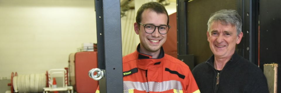 Dieses Vater-Sohn-Team kann im Notfall Tren ffnen - mal sanft, mal brachial