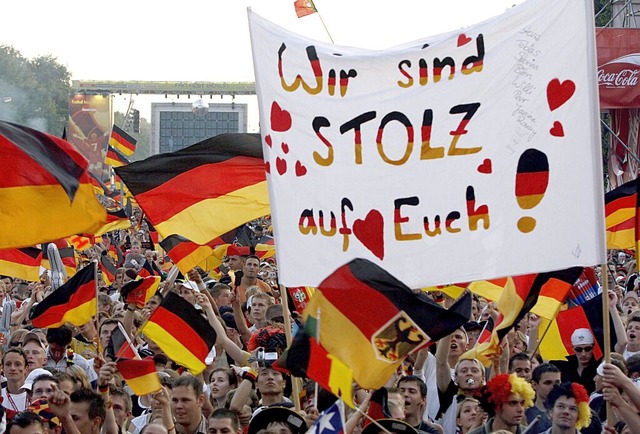Fans feiern bei der WM 2006 in Berlin. | Foto: Marcel Mettelsiefen (dpa) Fans feiern bei der WM 2006 in Berlin. | Foto: Marcel Mettelsiefen (dpa)