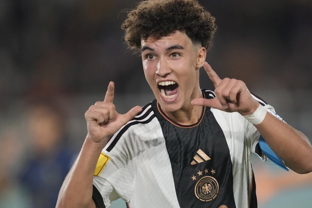 Noah Darvich im Trikot der deutschen N...bei den U17-Junioren im Dezember 2023. | Foto: Achmad Ibrahim (dpa) Noah Darvich im Trikot der deutschen N...bei den U17-Junioren im Dezember 2023. | Foto: Achmad Ibrahim (dpa)