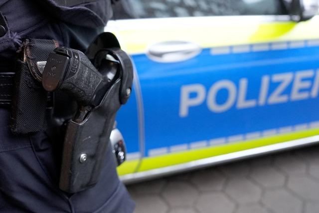 Polizei: Frau greift Beamten bei Festnahme mit Messer an