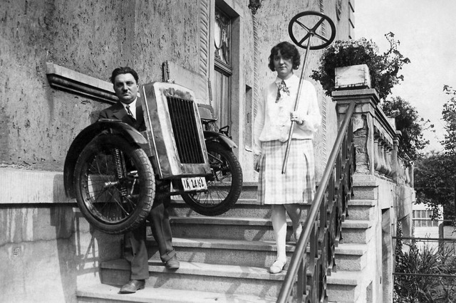 Engelbert Zaschka, vermutlich im Zeitr... von einer nicht identifizierten Dame. | Foto: !ullstein bild (dpa) Engelbert Zaschka, vermutlich im Zeitr... von einer nicht identifizierten Dame. | Foto: !ullstein bild (dpa)