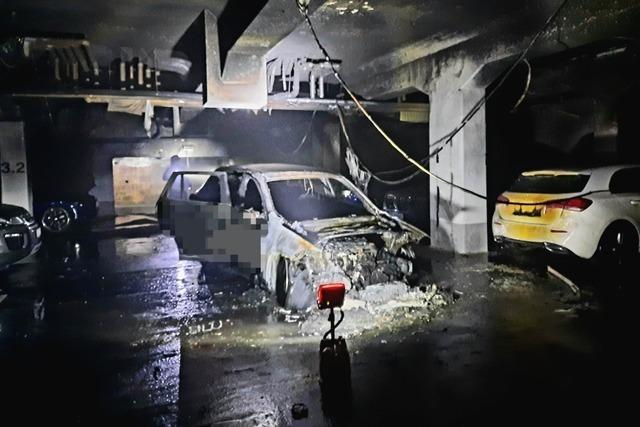 Auto brennt in einer Tiefgarage der Riegeler Lofts komplett aus