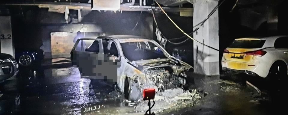 Auto brennt in einer Tiefgarage der Riegeler Lofts komplett aus