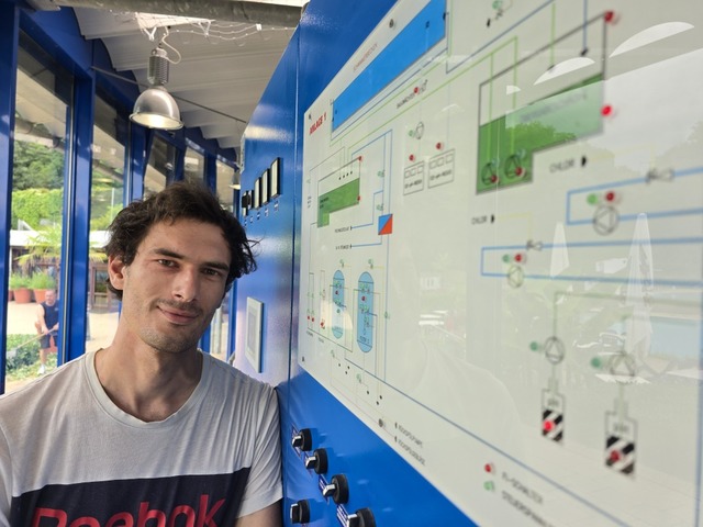 Macht drei Kreuze: Bad-Betriebsleiter Simon Luhr kann wieder Bagegäste begrüßen. | Foto: Simone Höhl Macht drei Kreuze: Bad-Betriebsleiter Simon Luhr kann wieder Bagegäste begrüßen. | Foto: Simone Höhl