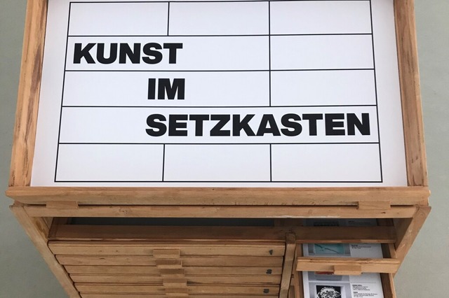 Jede Schublade birgt 15 Miniatur-Kunstwerke. | Foto: Axel Zwach/Stadt Lahr Jede Schublade birgt 15 Miniatur-Kunstwerke. | Foto: Axel Zwach/Stadt Lahr