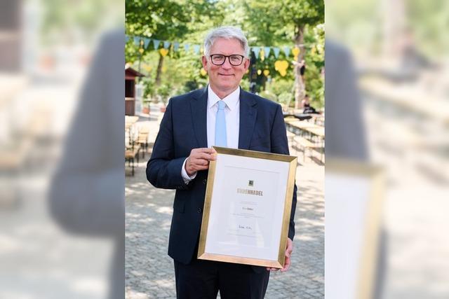 Der Lahrer Kaufmann Uwe Kohler hlt die Edeka-Ehrennadel