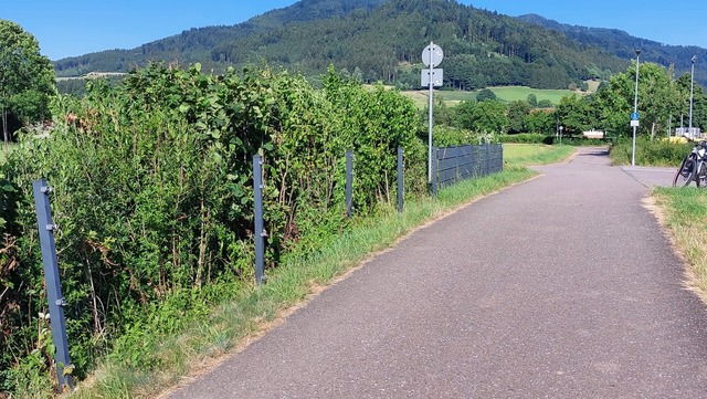 Der gestohlene Zaun in Bleibach im Ind...gebiet Stollen auf dem Fuß und Radweg. | Foto: Tobias Winterhalter Der gestohlene Zaun in Bleibach im Ind...gebiet Stollen auf dem Fuß und Radweg. | Foto: Tobias Winterhalter