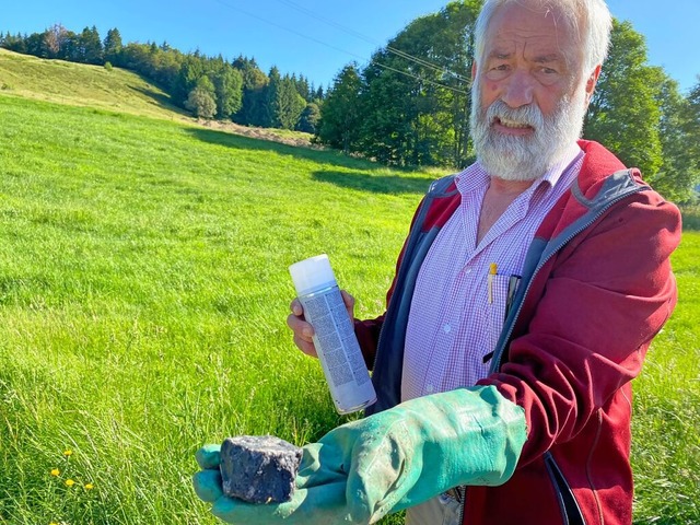 Umweltschützer um Dieter Berger dokume... Kohlenwasserstoffen kontaminiert ist. | Foto: Sebastian Heilemann Umweltschützer um Dieter Berger dokume... Kohlenwasserstoffen kontaminiert ist. | Foto: Sebastian Heilemann
